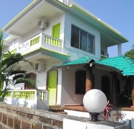 The Crib Hotel Morjim Bagian luar foto