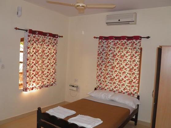 The Crib Hotel Morjim Bagian luar foto