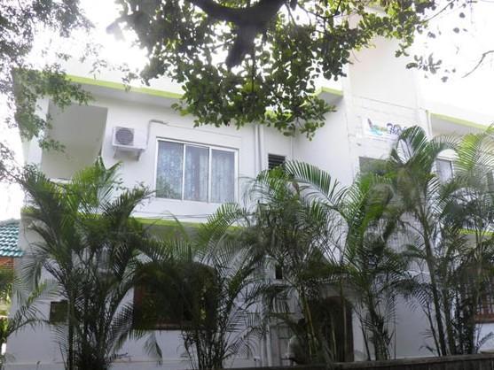 The Crib Hotel Morjim Bagian luar foto